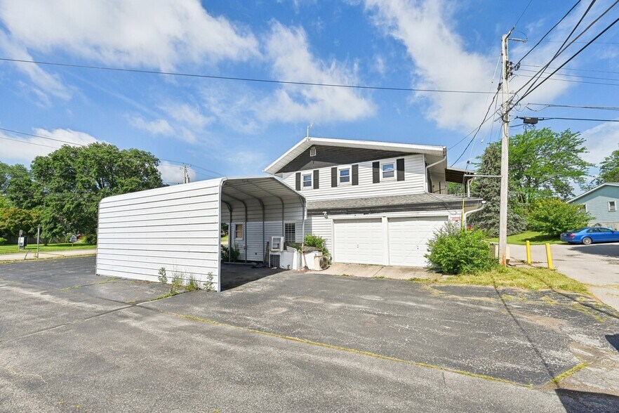 916 Madison Ave, Fort Atkinson, WI for sale - Building Photo - Image 2 of 76