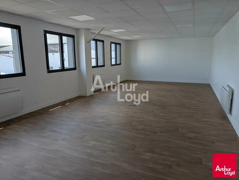 Industrial in Rennes for sale - Interior Photo - Image 2 of 7