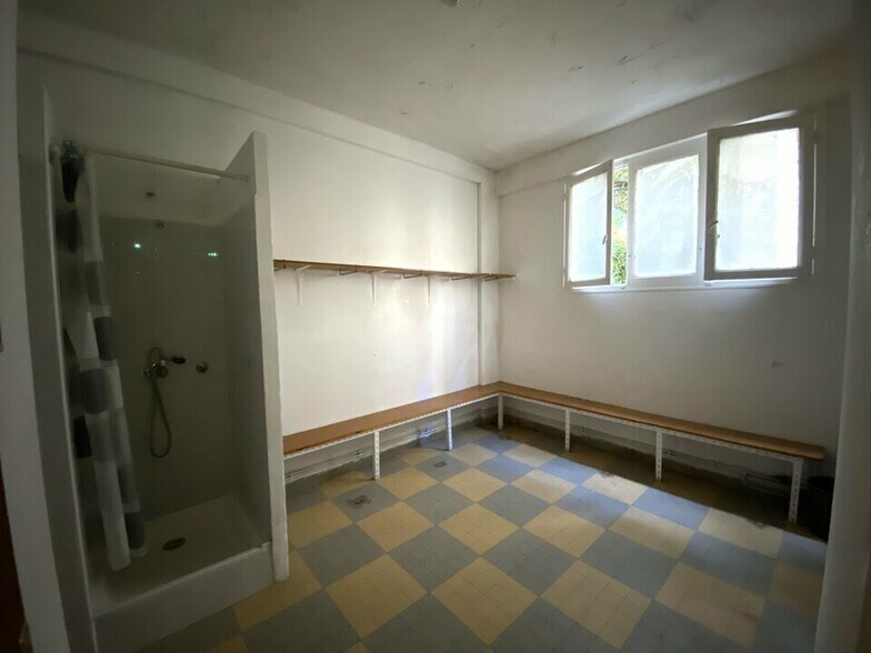 Retail in Nice for lease - Interior Photo - Image 3 of 4