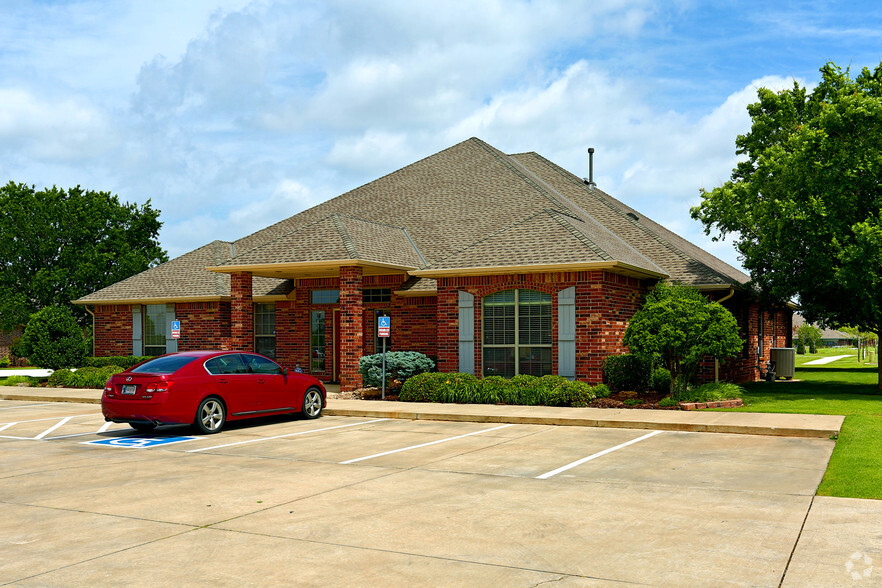 417 W 18th St, Edmond, OK for lease - Primary Photo - Image 1 of 22