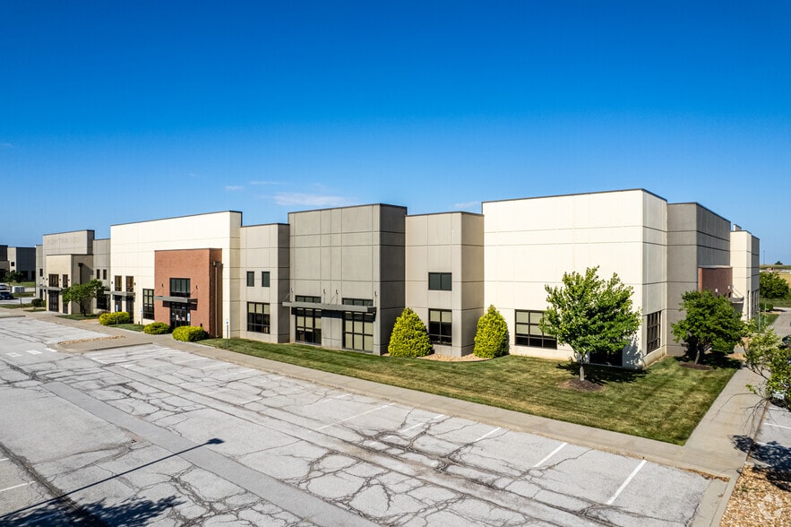 2810-2850 NE Independence Ave, Lee's Summit, MO for lease - Primary Photo - Image 1 of 4