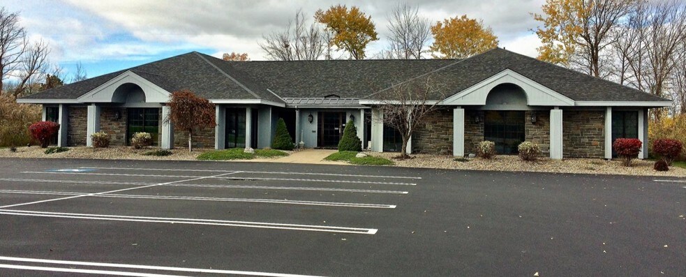 5740 Commons Park, East Syracuse, NY for sale - Primary Photo - Image 1 of 1