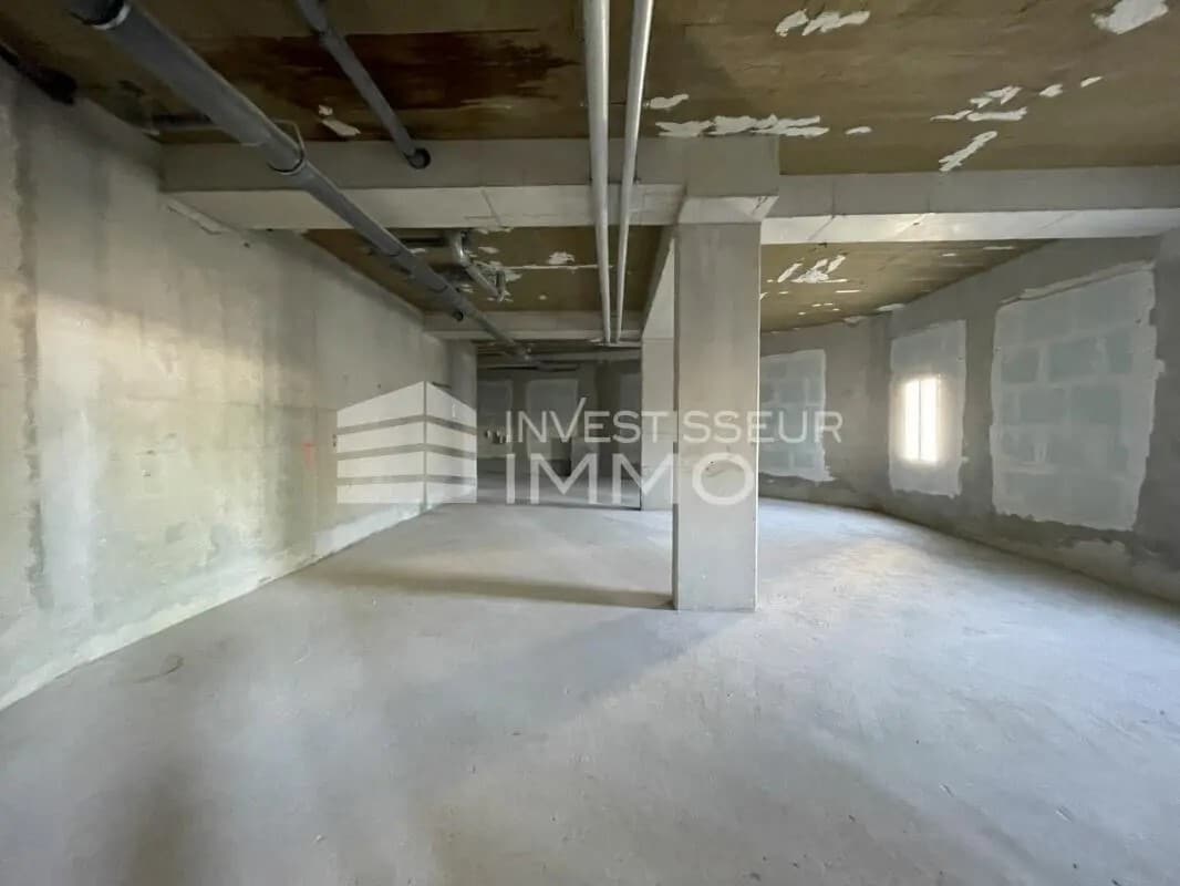 Retail in Orly for lease Interior Photo- Image 1 of 3