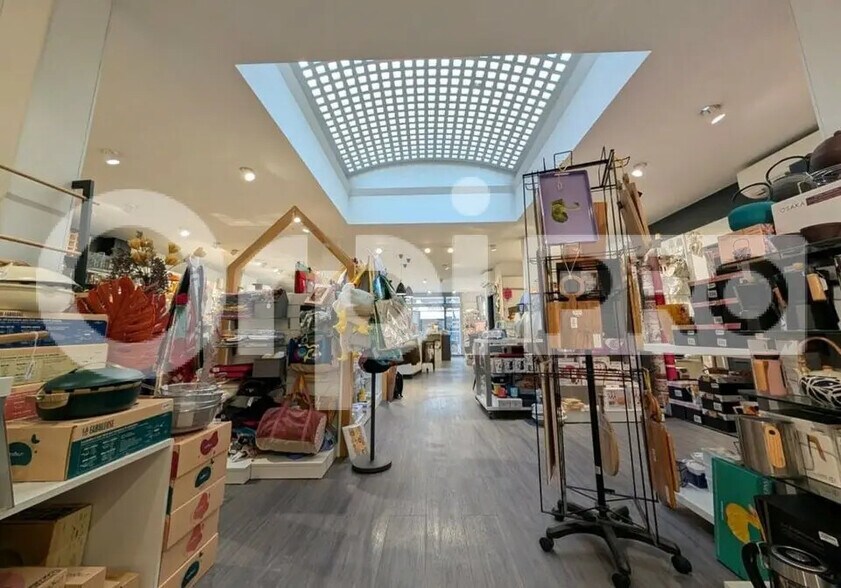 Retail in Beauvais for lease - Interior Photo - Image 3 of 4