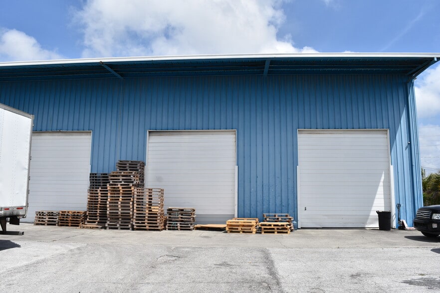 1890 Starkey Rd, Largo, FL for lease - Building Photo - Image 3 of 15