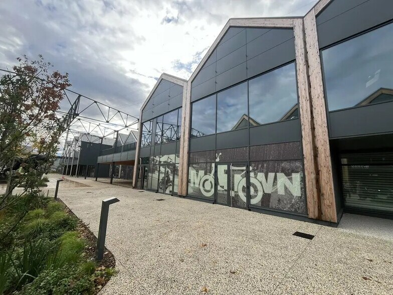 Retail in Vénissieux for lease - Building Photo - Image 3 of 11