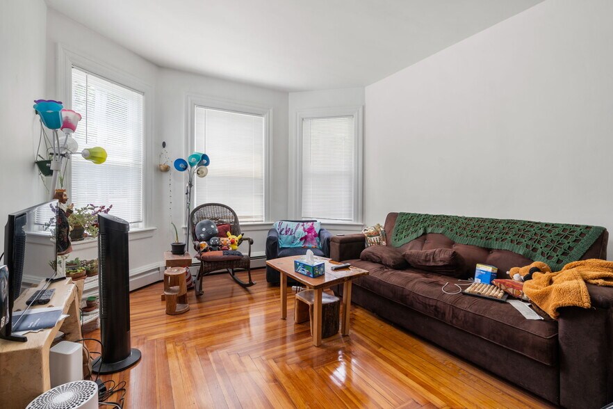 305307 Cabot, Newton, MA 02460 305307 Cabot Apartments