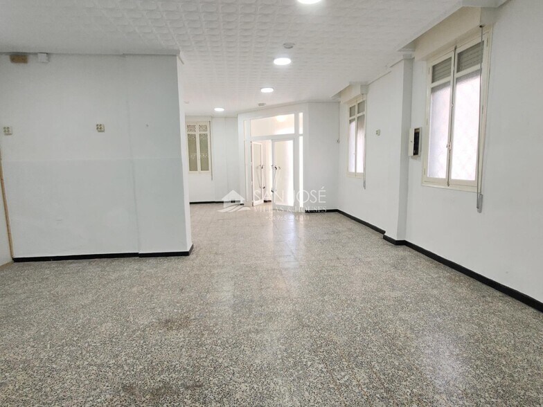 Retail in Aspe for lease - Building Photo - Image 3 of 10