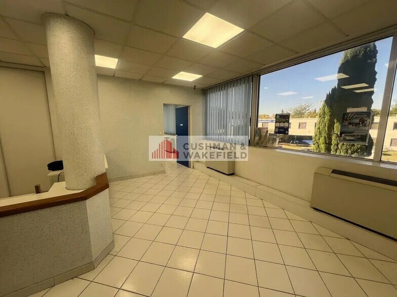 Office in Nîmes for sale - Lobby - Image 2 of 2