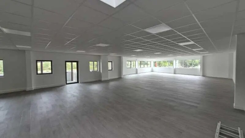 Flex in Venelles for lease - Interior Photo - Image 3 of 11