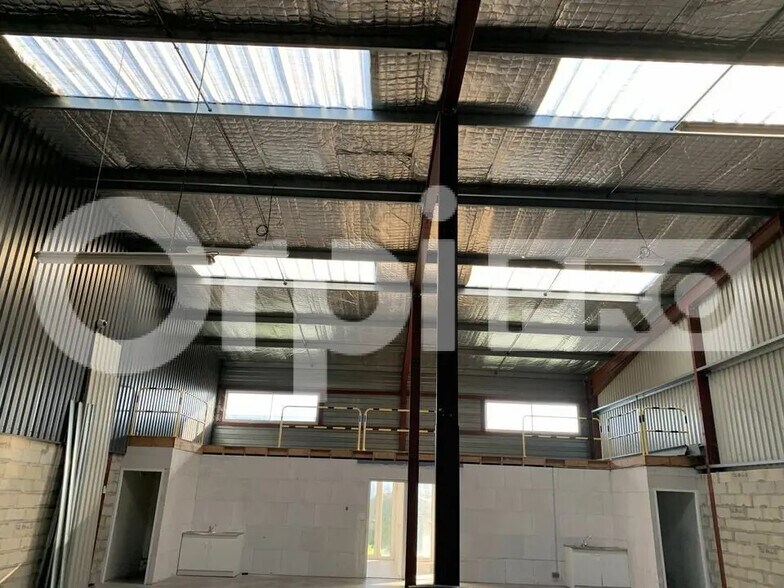 Flex in SAINT-JEAN-D'ILLAC for sale - Interior Photo - Image 2 of 5