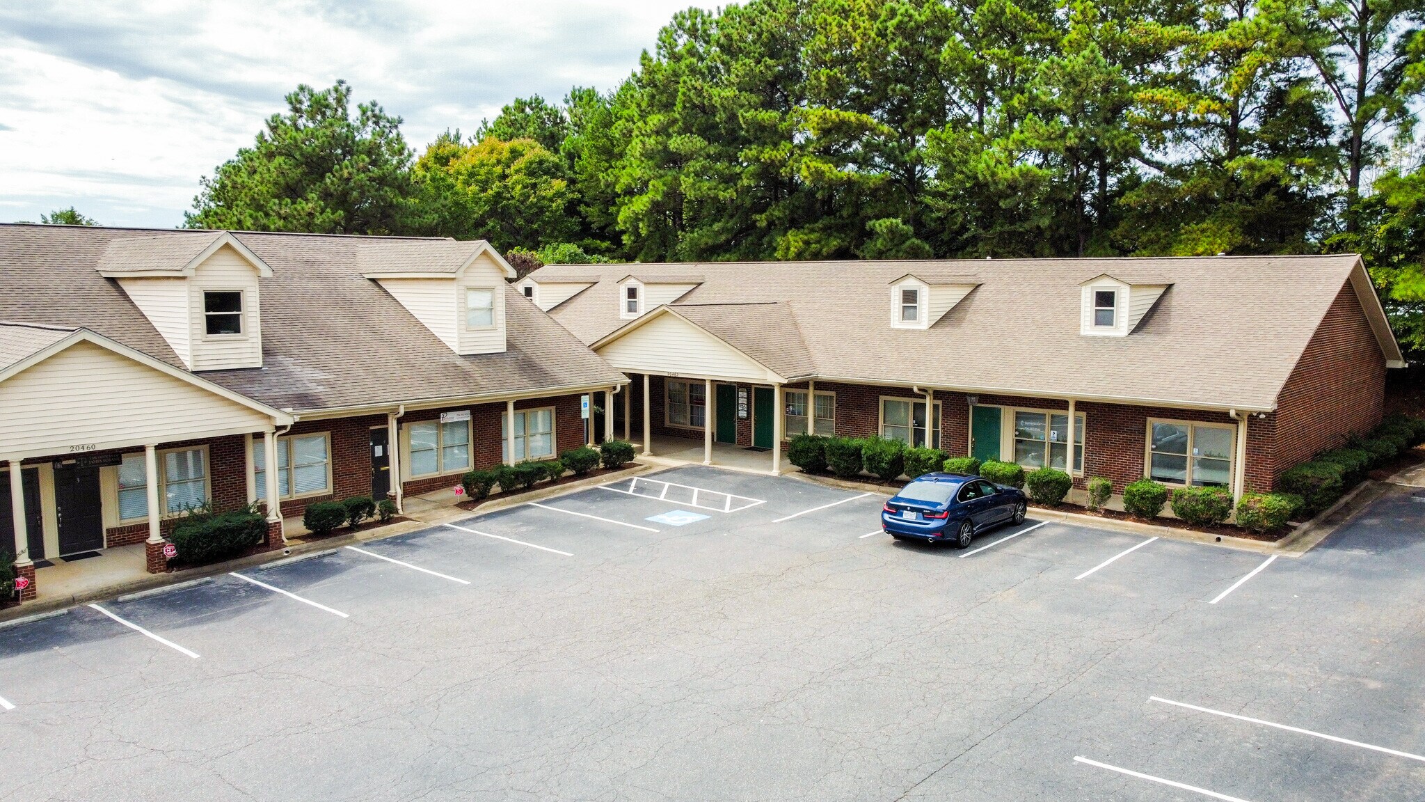 20462 Chartwell Center Dr, Cornelius, NC for sale Primary Photo- Image 1 of 1