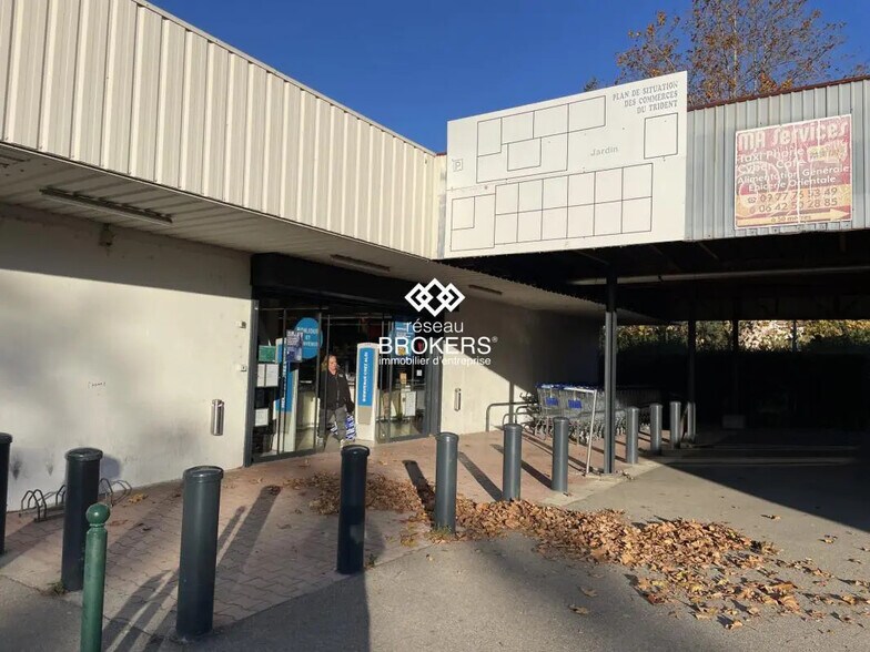 Retail in Saint-Martin-de-Crau for lease - Building Photo - Image 2 of 8