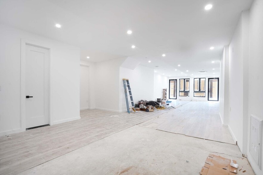 141 Meserole St, Brooklyn, NY for lease - Building Photo - Image 2 of 5