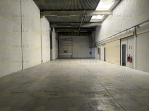 Flex in Éragny for lease Interior Photo- Image 2 of 5