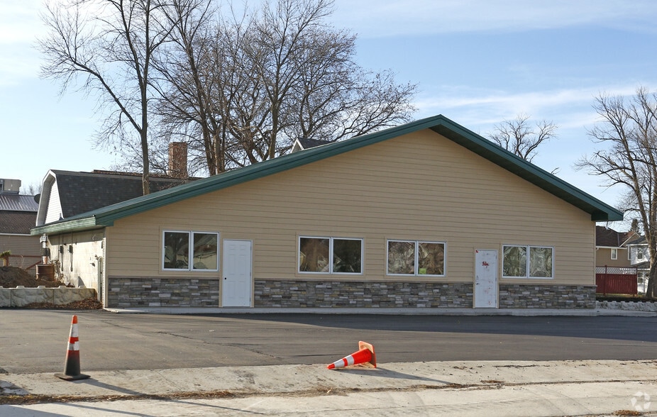 103 4th St E, Winthrop, MN for sale - Building Photo - Image 1 of 1