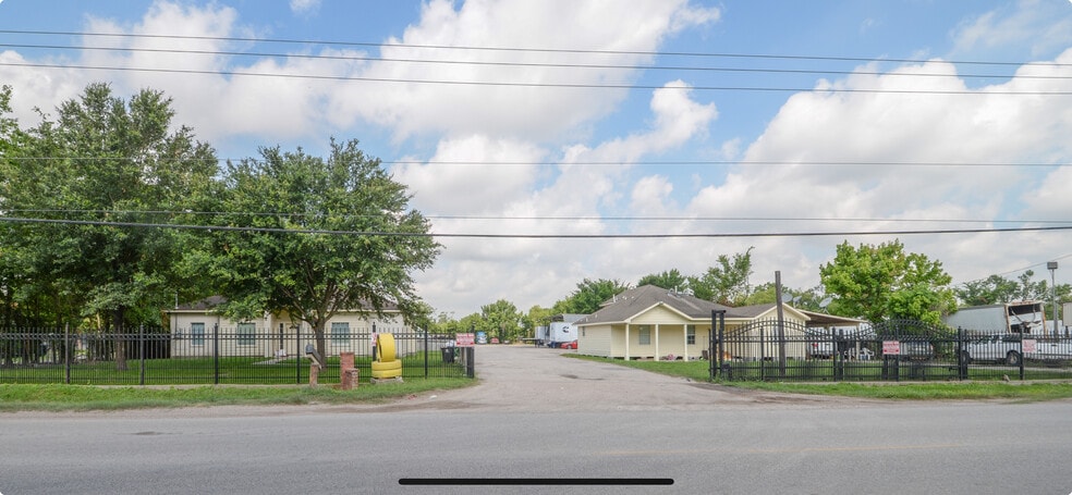 6301 & 6309 E Houston Rd, Houston, TX for sale - Building Photo - Image 1 of 9