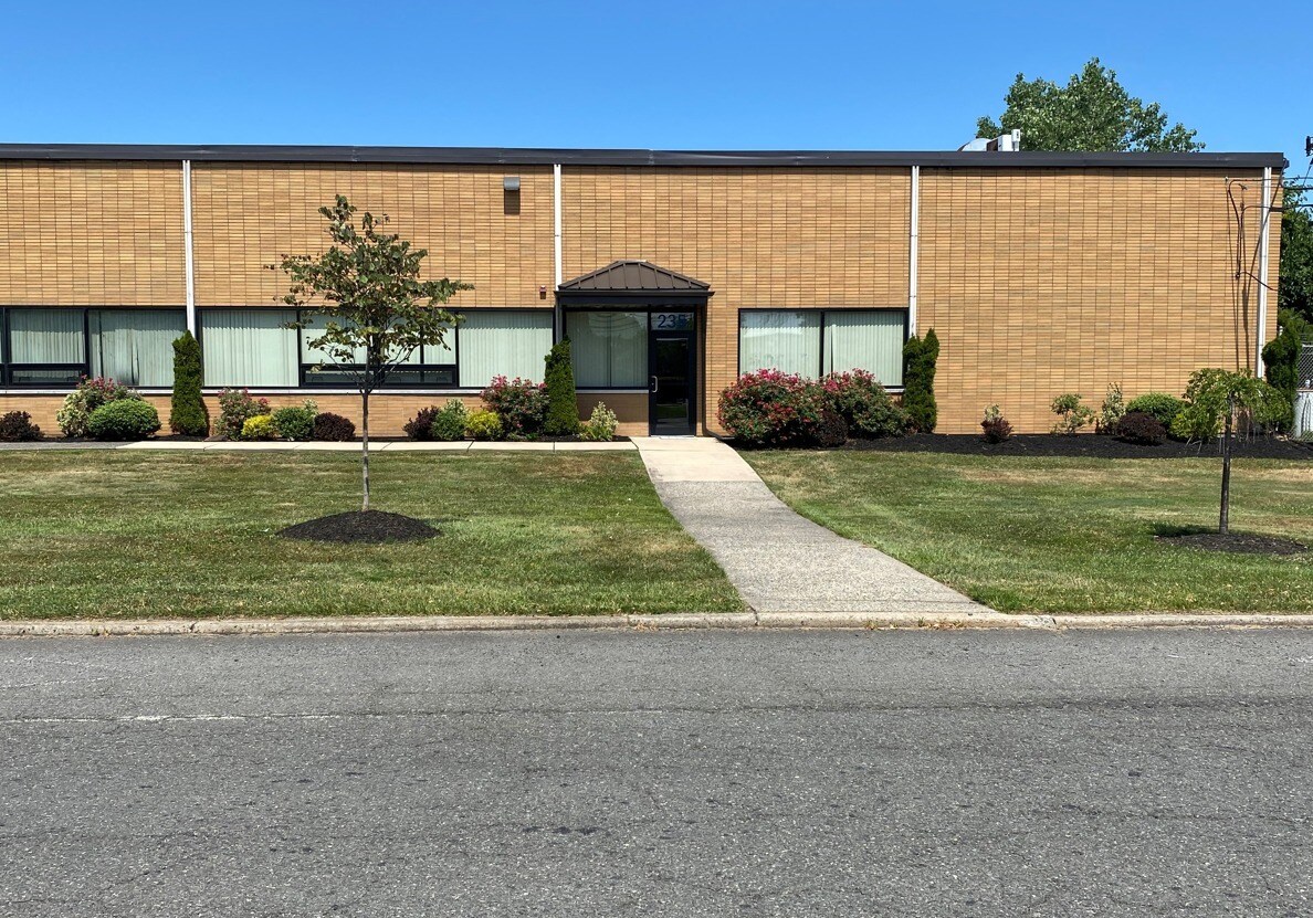 235 Murray Hill Pky, East Rutherford, NJ 07073