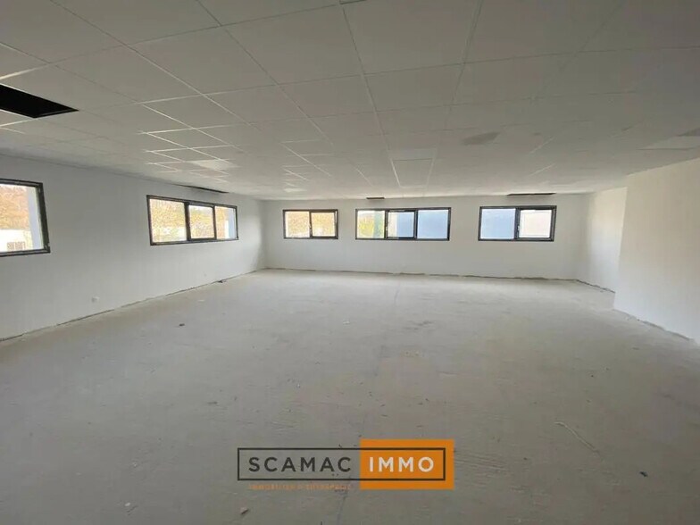Industrial in Les Pennes-Mirabeau for lease - Interior Photo - Image 1 of 4