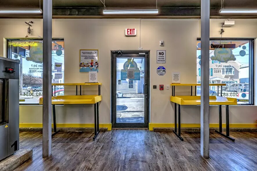 420-428 Pembroke St, Bridgeport, CT for sale - Interior Photo - Image 3 of 36