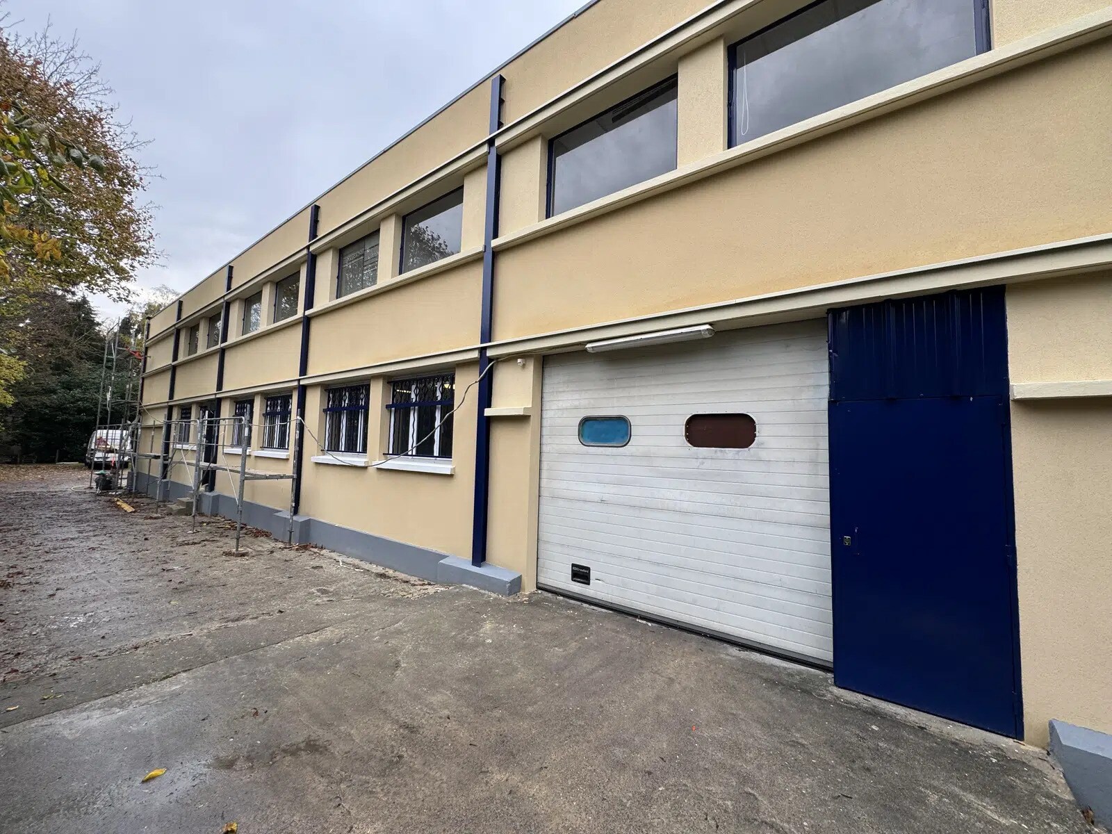 Flex in Eaubonne for lease Building Photo- Image 1 of 13