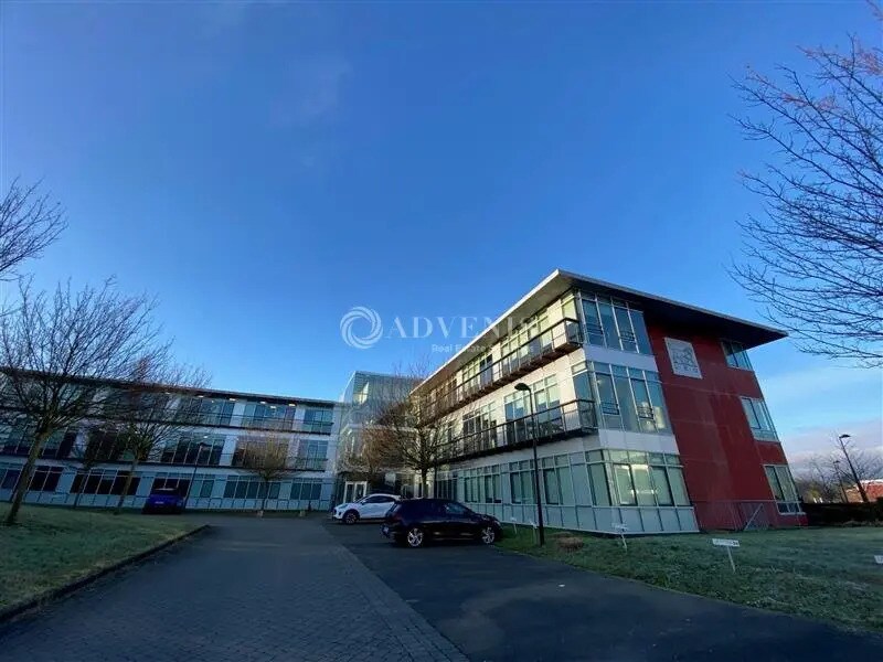 Office in Voisins-le-Bretonneux for lease Building Photo- Image 1 of 8