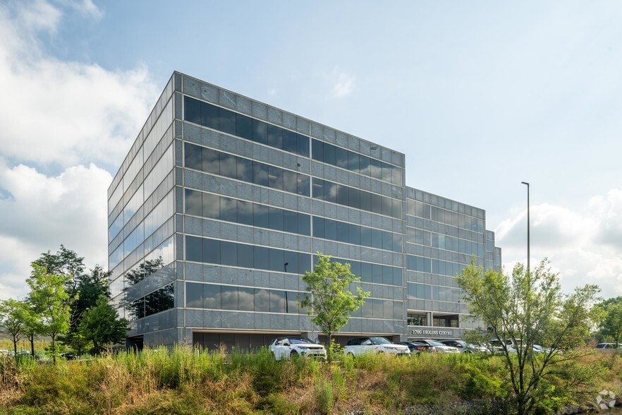 1700 W Higgins Rd, Des Plaines, IL for lease - Building Photo - Image 3 of 7