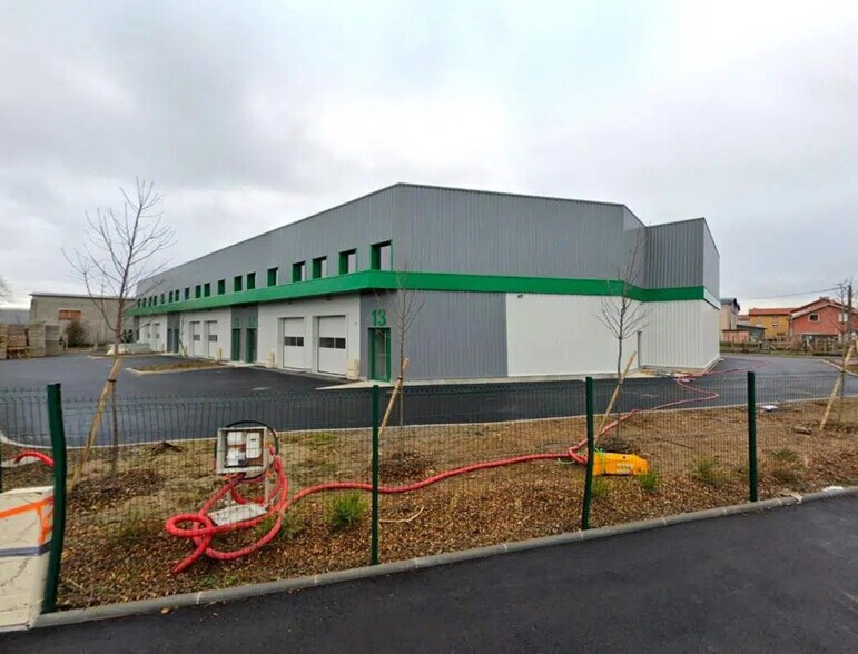 Flex in Mions for lease - Building Photo - Image 2 of 3