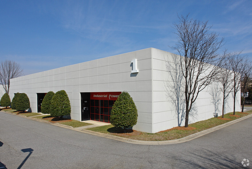 2606 Phoenix Dr, Greensboro, NC for lease - Primary Photo - Image 1 of 10