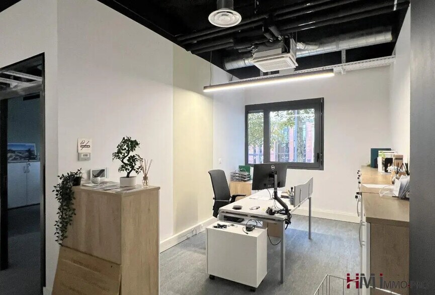 Office in Rouen for lease - Interior Photo - Image 2 of 10