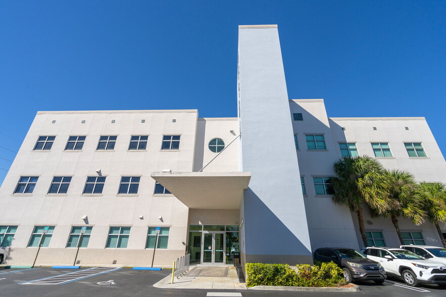 18300 NW 62nd Ave, Hialeah, FL for lease - Building Photo - Image 1 of 21