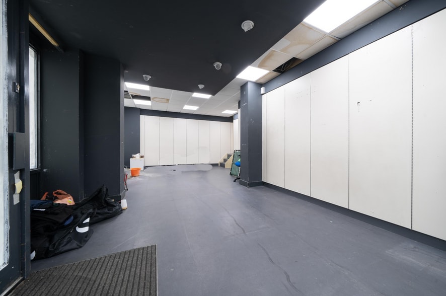 Keswick Broadway, London for lease - Interior Photo - Image 3 of 3