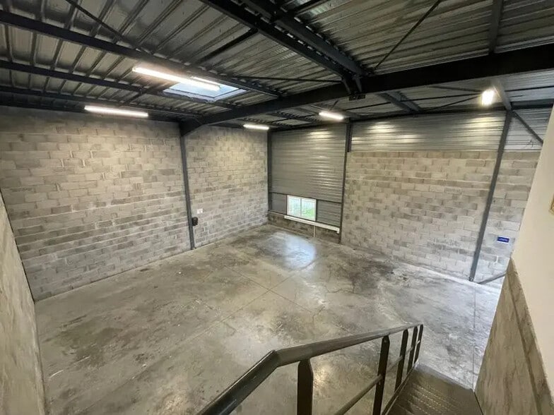 Office in Chassieu for lease - Interior Photo - Image 1 of 3