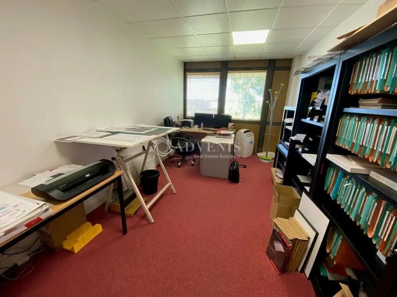 Office in Croissy-Beaubourg for sale - Interior Photo - Image 2 of 4