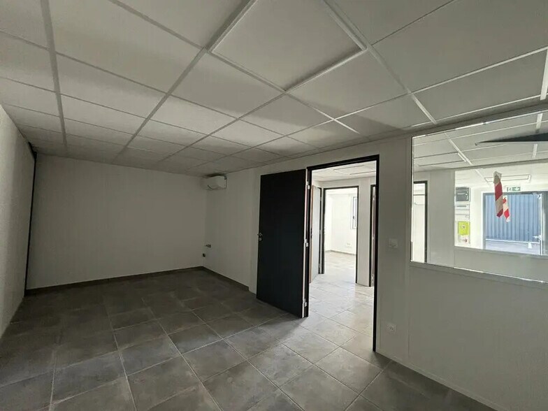 Flex in Jonage for lease - Interior Photo - Image 3 of 19