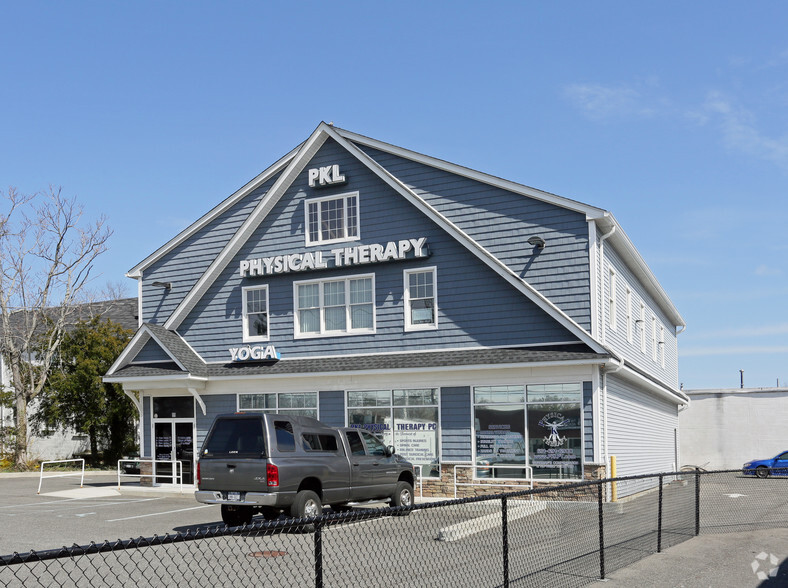 11 Broadway, Amityville, NY for lease - Building Photo - Image 2 of 9