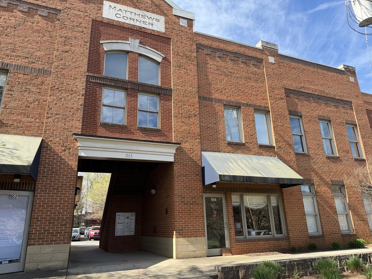 211 W Matthews St, Matthews, NC 28105 - Unit 204 -  - Interior Photo - Image 1 of 14