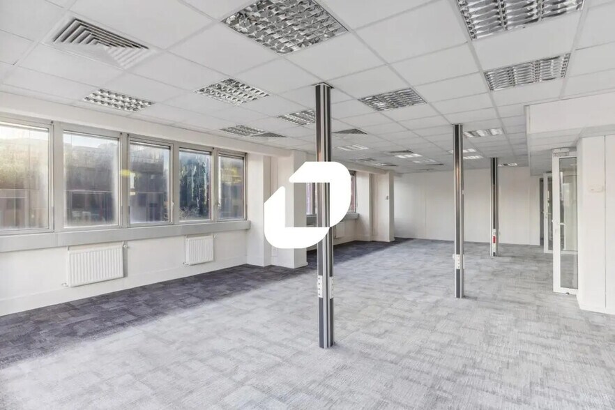 Flex in Fontenay-sous-Bois for lease - Interior Photo - Image 2 of 12