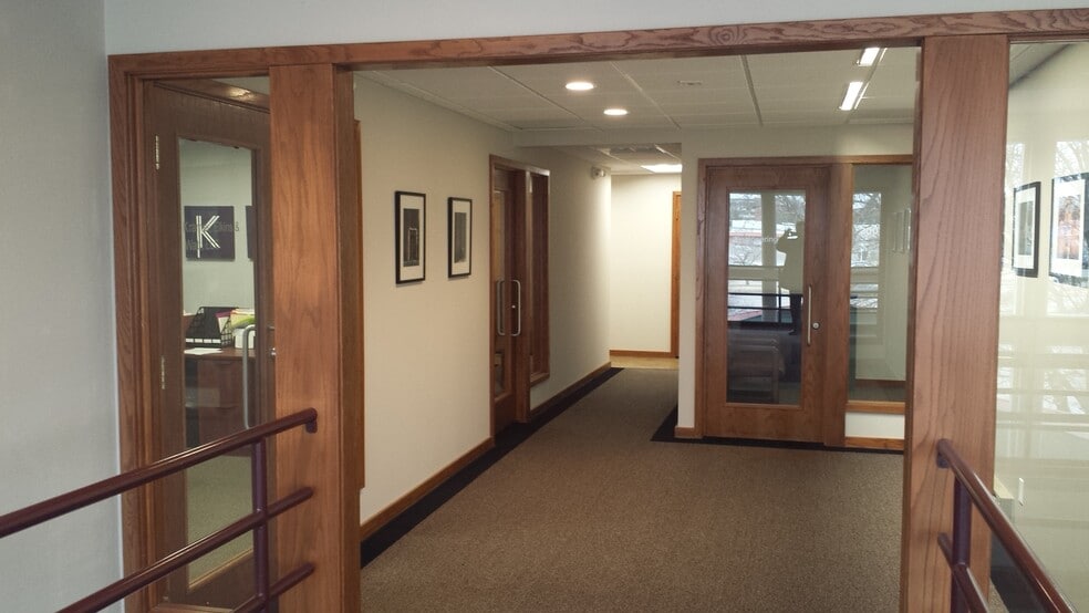 17 Applegate Ct, Madison, WI for lease - Interior Photo - Image 3 of 12