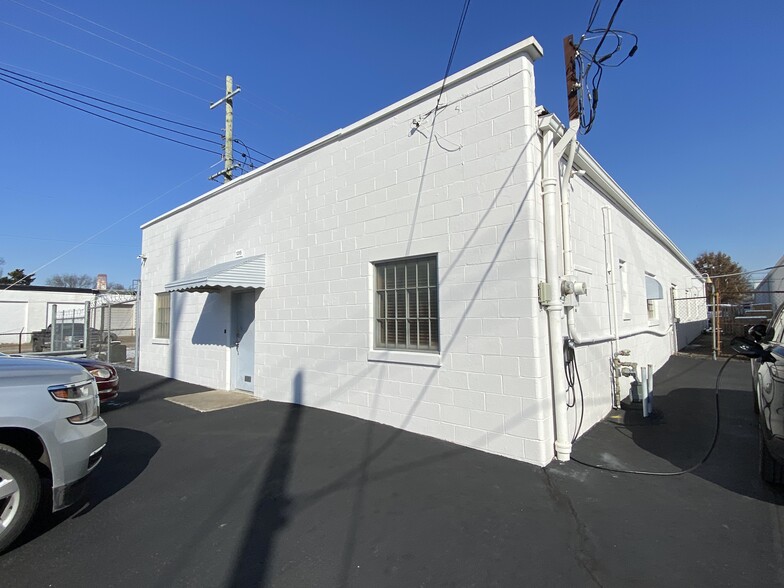 1311 Bernheim Ln, Louisville, KY for sale - Primary Photo - Image 1 of 43