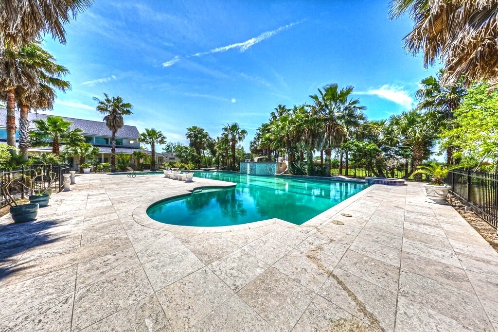 6711 Sjolander Rd, Baytown, TX 77521