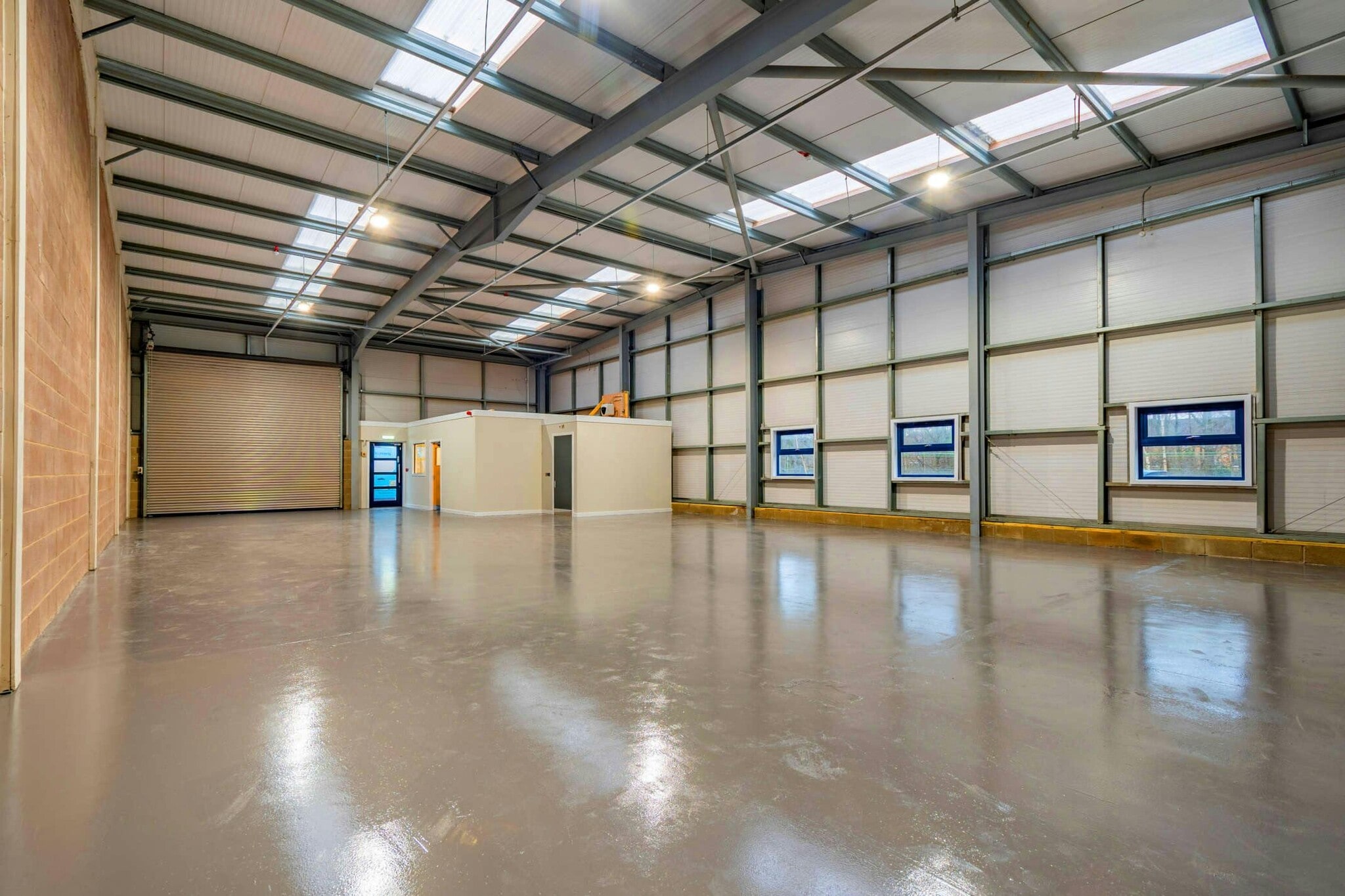 Springhill Pky, Baillieston for lease Interior Photo- Image 1 of 2