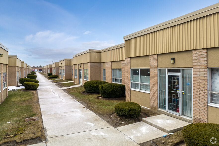 2446 Cawthra Rd, Mississauga, ON for lease - Building Photo - Image 3 of 4