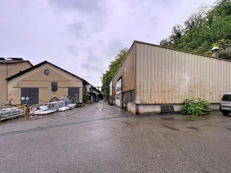 Flex in Neuville-sur-Saône for lease - Building Photo - Image 1 of 4