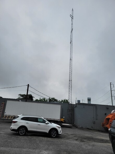 114 Railroad St, Huntington Station, NY for lease - Building Photo - Image 3 of 4