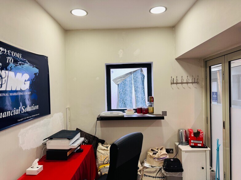 203 Kilburn High Rd, London for lease - Building Photo - Image 2 of 3