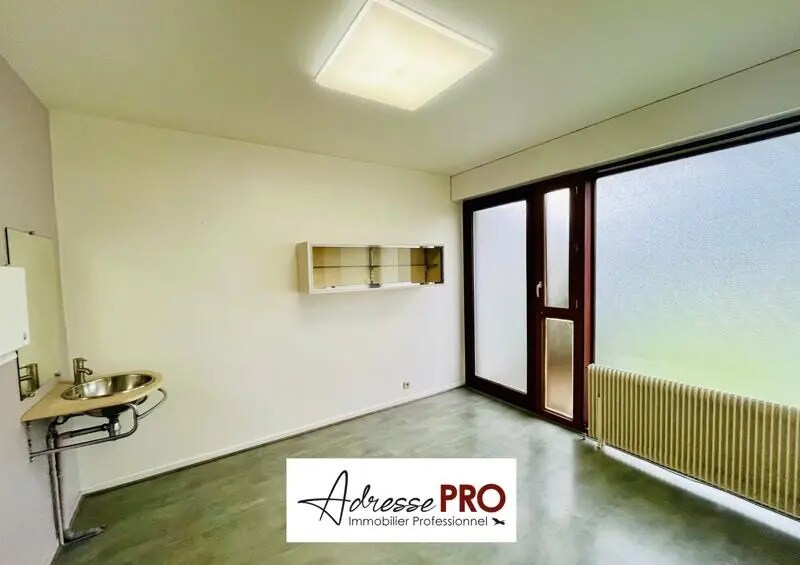 Office in Bordeaux for lease - Building Photo - Image 2 of 5