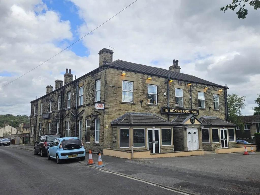 15 St. Peg Ln, Cleckheaton for lease Building Photo- Image 1 of 3