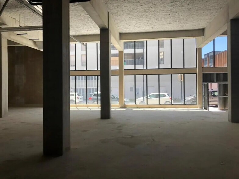 Flex in Bordeaux for sale - Interior Photo - Image 3 of 10