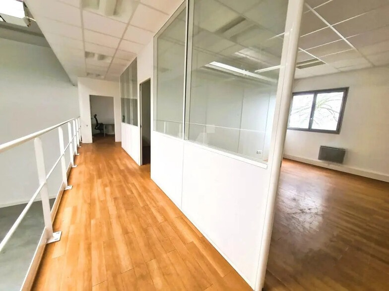 Flex in Palaiseau for lease - Interior Photo - Image 3 of 8